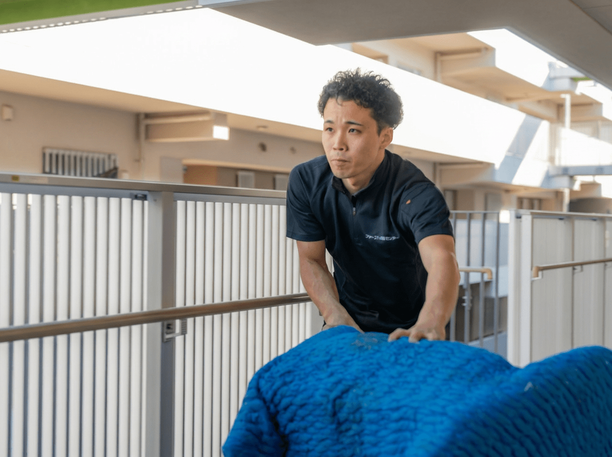 共用廊下で養生材を扱うスタッフ